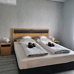 شقة Lilian Apartmanhaz *