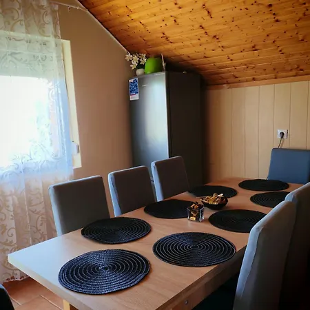 شقة Lilian Apartmanhaz *